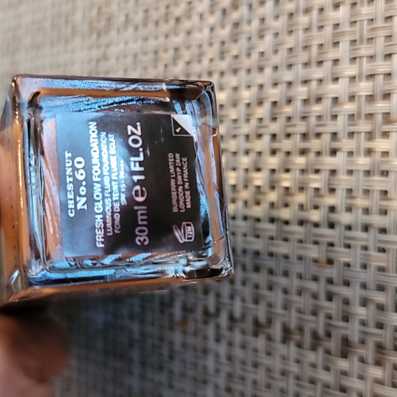 Burberry Fresh Glow Foundation no. 60 Chestnut 30ml - Picture 3 of 4